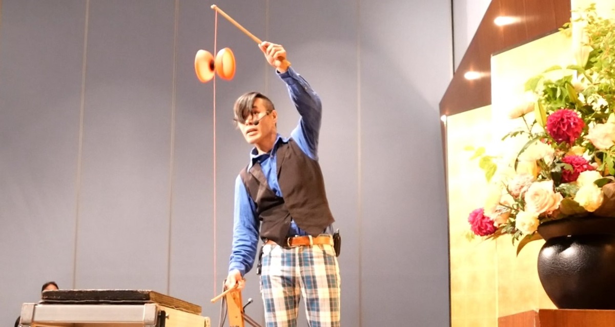 滋賀県大津市の琵琶湖ホテルのホールにで開催されたイベントでディアボロの技を披露する大道芸人丸ちぇろ