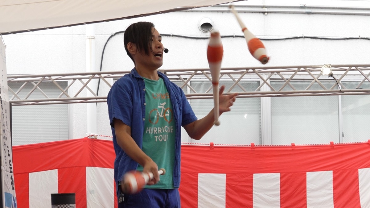 滋賀県東近江市の企業様主催のイベントでクラブのジャグリングを披露する大道芸人丸ちぇろ