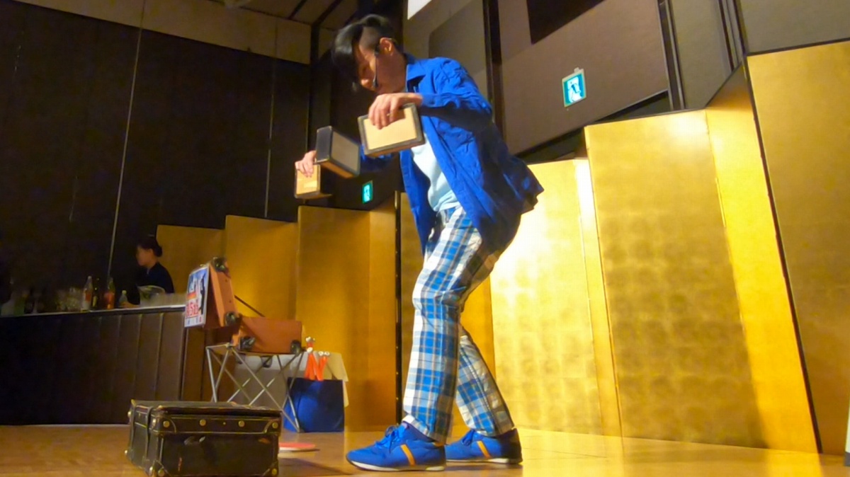 シガーボックスの技を披露する大道芸人丸ちぇろ。滋賀県近江八幡市のホテルニューオウミにて開催された「五個荘能登川ロータリークラブ45周年記念祝賀会」にてパフォーマンスをさせていただきました。