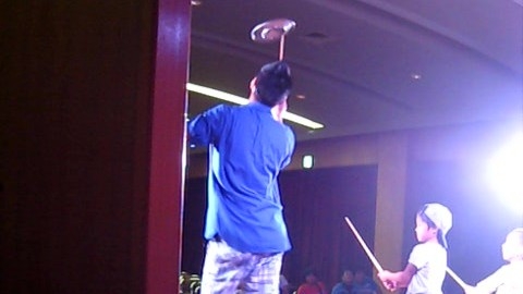 皿回しを使った観客参加型のショーを披露する大道芸人丸ちぇろ。滋賀県栗東市のJRA栗東トレーニングセンター「トレセン文化祭」に出演させていただきました。