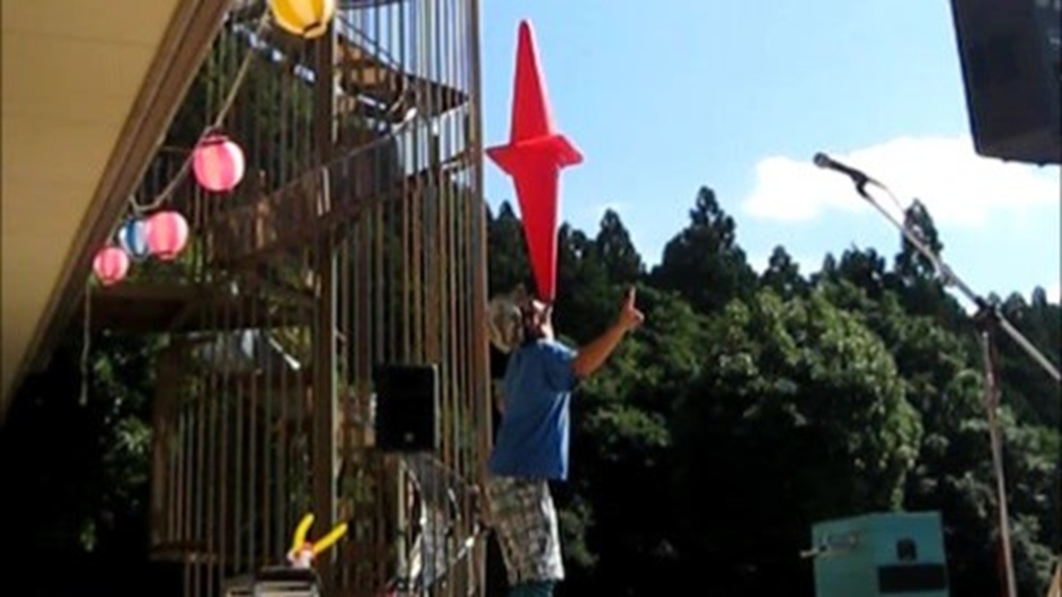 カラーコーンを使ったバランス芸を披露する大道芸人丸ちぇろ。滋賀県多賀町の特別養護老人ホーム「多賀清流の里」の夏祭りイベントに出演させていただきました。