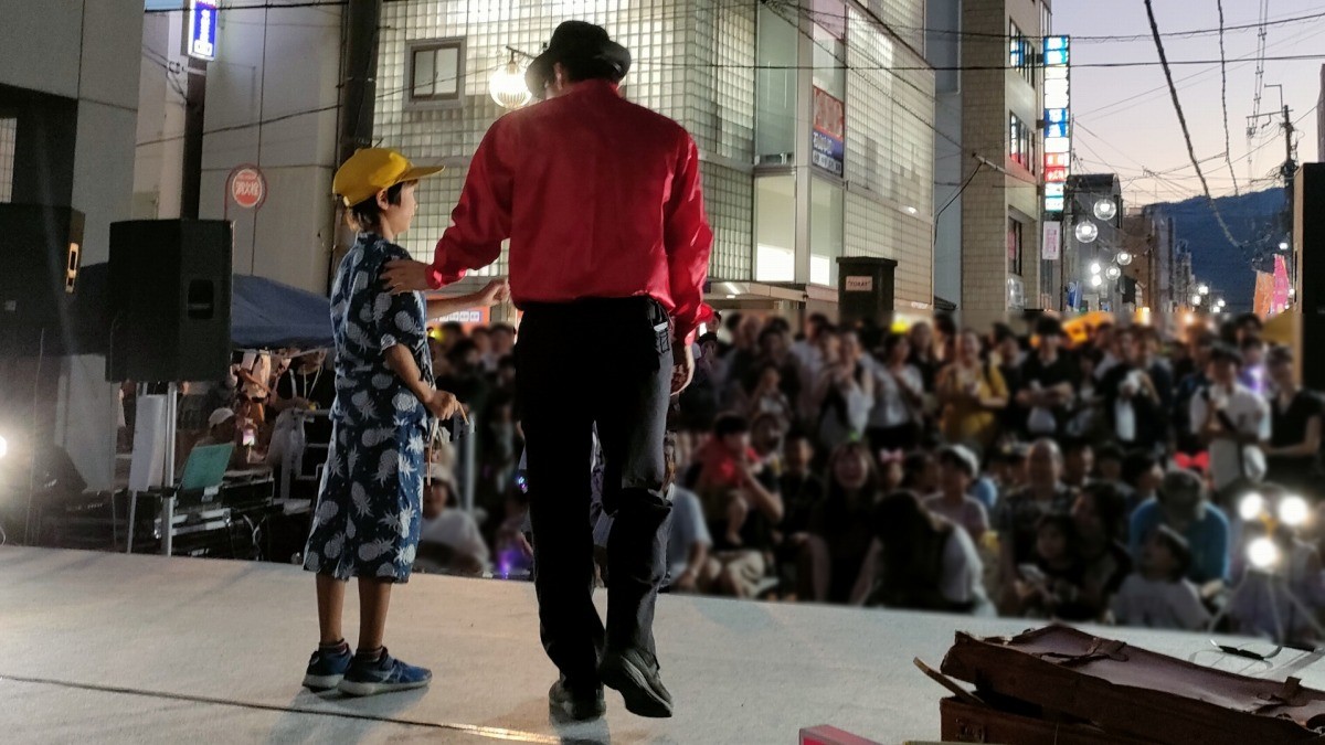 商店街に設置されたステージで大道芸パフォーマンスを行う様子。滋賀県大津市の石山土曜夜市のメインステージに出演させていただきました。