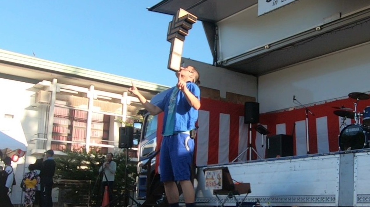 シガーボックスのバランス芸を披露する大道芸人丸ちぇろ。滋賀県日野町の北脇自治会にて開催された夏祭りイベントに出演させていただきました。