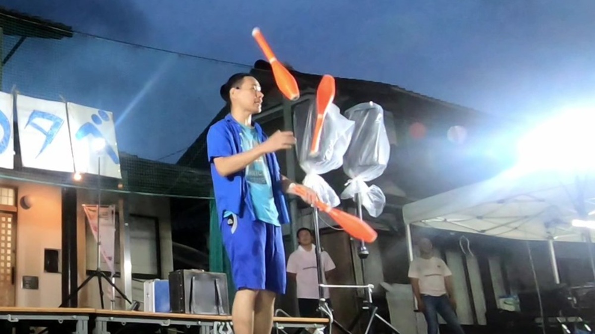 クラブジャグリングのパフォーマンスを披露する大道芸人丸ちぇろ。滋賀県長浜市の八幡東会館にて開催された八幡東町自治会主催の納涼祭に出演させていただきました。