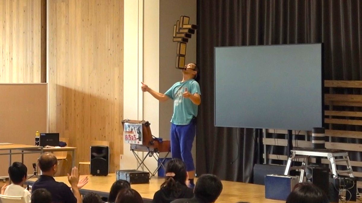 9個の箱を使ったバランス芸を披露する大道芸人丸ちぇろ。滋賀県守山市の守山市役所多目的ホールにて開催された「互助会祭り」に出演させていただきました。
