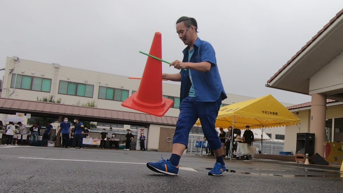 カラーコーンを使ってデビルスティックの技を披露する大道芸人丸ちぇろ。滋賀県彦根市の彦根学園祭に出演させていただきました。