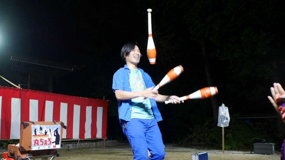 笑顔でクラブジャグリングの技を披露する大道芸人丸ちぇろ。滋賀県米原市の朝日地区八幡神社にて開催された秋祭りに出演させていただきました。