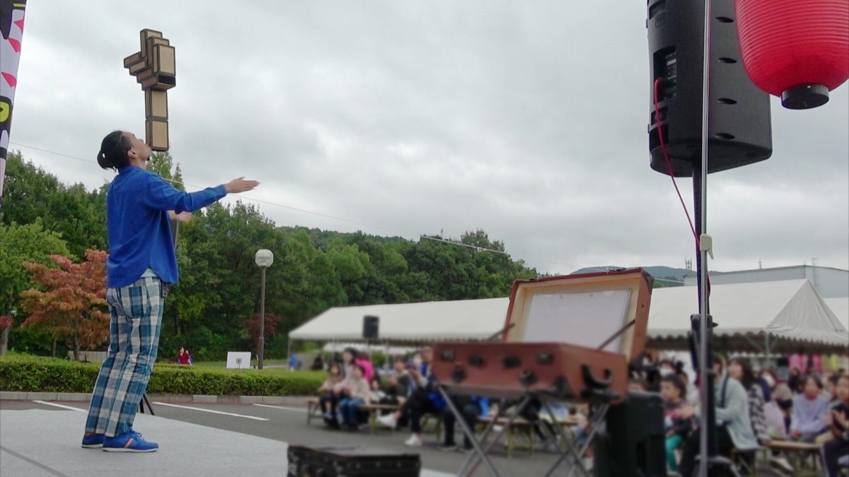 9個の箱を使ったバランス芸を披露する大道芸人丸ちぇろ。滋賀県多賀町の森下仁丹(MJ滋賀)にて開催された「多賀フェス」に出演させていただきました。