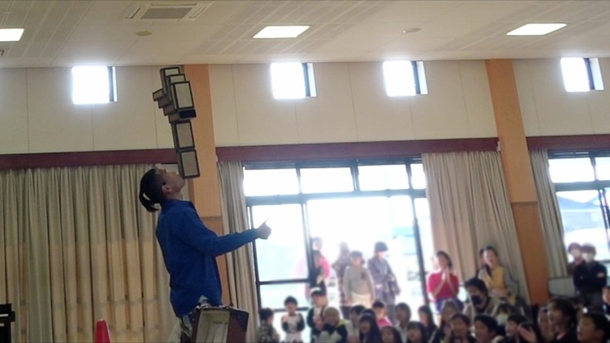 9個の箱を使ったバランス芸を披露する大道芸人丸ちぇろ。滋賀県愛荘町の隣保館にて開催された「りんぽかんフェスティバル」に出演させていただきました。