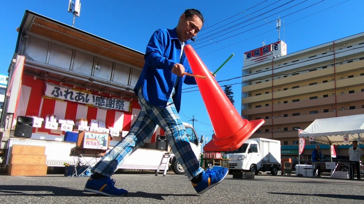 やっと秋らしい天気になりました。カラーコーンを使ってデビルスティックの技を披露する大道芸人丸ちぇろ。滋賀県東近江市のJAグリーン近江能登川支店ふれあい感謝祭に出演させていただきました。