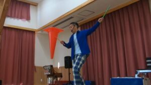 カラーコーンを使ったデビルスティックの技を披露する大道芸人丸ちぇろ。滋賀県近江八幡市のありす保育園にて開催されたお楽しみ会に出演させていただきました。