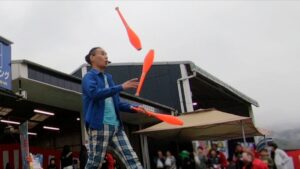3本のクラブのジャグリングを披露する大道芸人丸ちぇろ。兵庫県宍粟市の株式会社アクトにて開催された秋まつりに出演させていただきました。