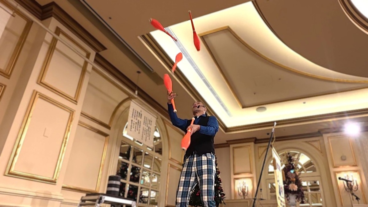 5本のクラブのジャグリングを披露する大道芸人丸ちぇろ。エクシブ琵琶湖にて開催された彦根シャトーワイズメンズクラブ様主催のクリスマス例会に出演させていただきました。