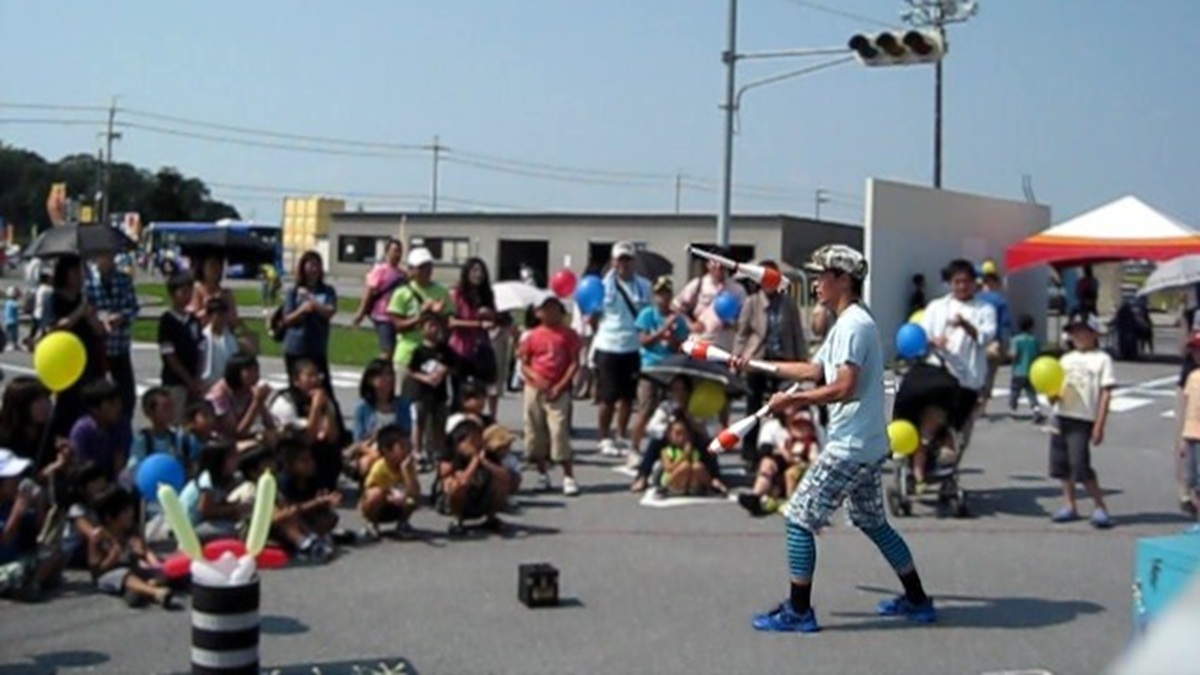 クラブジャグリングの技を披露する大道芸人丸ちぇろ。滋賀県長浜市の長浜自動車学校にて開催された「交通安全フェスティバル」に出演させていただきました。