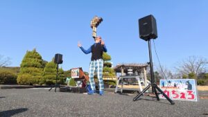 9個の箱のバランス芸を披露する大道芸人丸ちぇろ。愛知県名古屋市緑区の「大高緑地 交通公園」にて大道芸をさせていただきました。