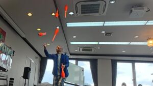 5本のクラブのジャグリングを披露する大道芸人丸ちぇろ。滋賀県大津市のフラットデイサービスにて開催された忘年会イベントに出演させていただきました。