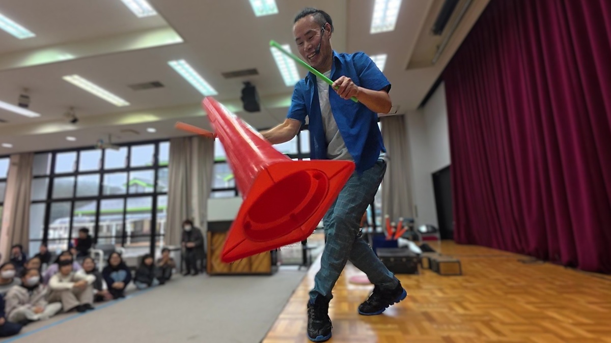 カラーコーンを使ったジャグリングを披露する大道芸人丸ちぇろ。滋賀県日野町の東桜谷公民館にて開催された桜谷学童保育所さくらんぼのクリスマスイベントに出演させていただきました。