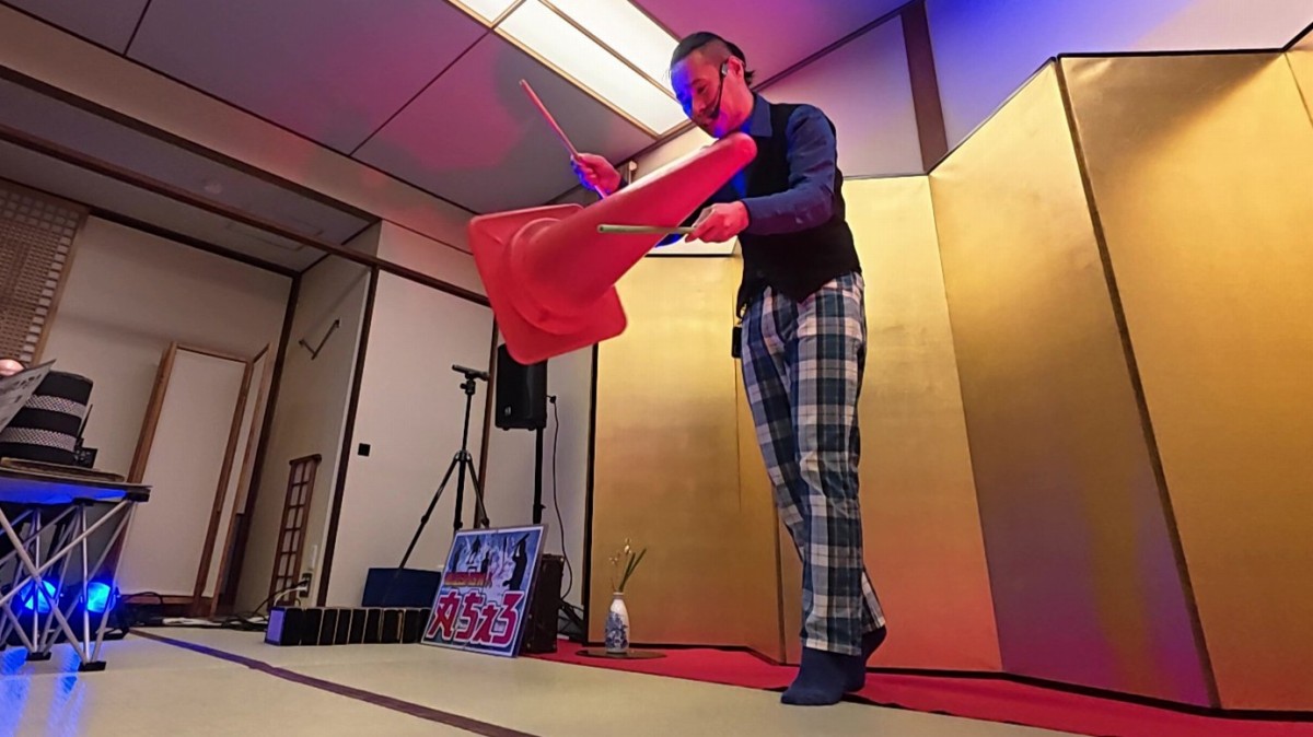 カラーコーンを使ったジャグリング(デビルスティック)を披露する大道芸人丸ちぇろ。滋賀県近江八幡市の「近江牛 日本料理 ひょうたんや」にて開催された近江八幡ライオンズクラブ様主催の新年例会に出演させていただきました。