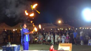 4本のファイヤートーチ(松明)のジャグリングを披露する大道芸人丸ちぇろ。滋賀県甲賀市水口町の広野台西区にて開催されたの納涼祭に出演させていただきました。
