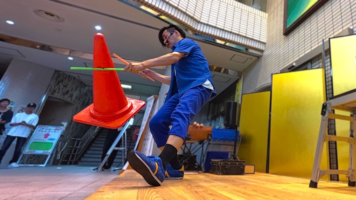 カラーコーンを使ったジャグリング(デビルスティック)の技を披露する大道芸人丸ちぇろ。滋賀県長浜市の西浅井まちづくりセンター （西浅井地区地域づくり協議会）にて開催された夏祭りイベントに出演させていただきました。