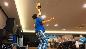 京都府宇治市の「スーパー・コート プレミアム宇治」にて9個の箱のバランス芸(チンバランス)を披露する大道芸人丸ちぇろ