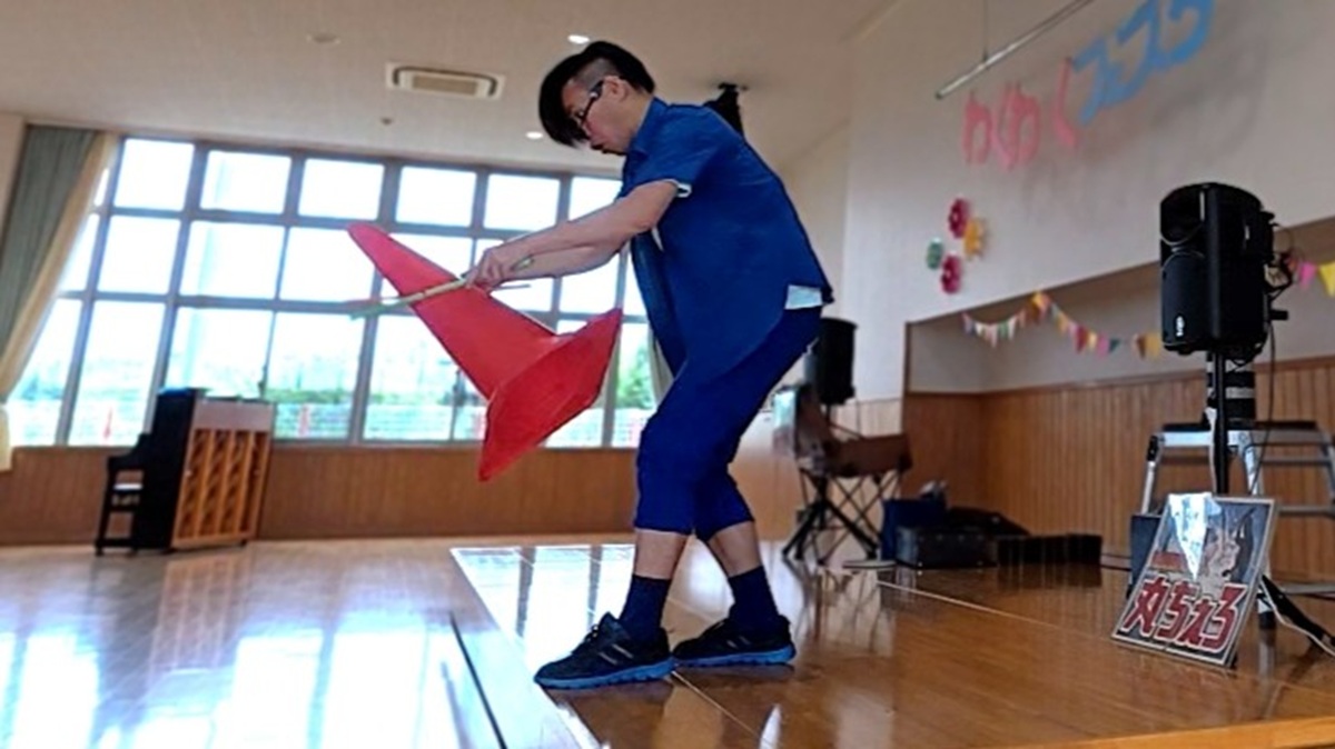 カラーコーンのジャグリングを披露する大道芸人丸ちぇろ。滋賀県東近江市の蒲生幼児園にて開催された「わくわくフェスタ」に出演させていただきました。