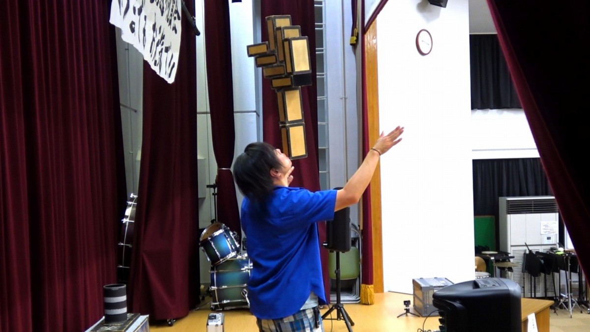 滋賀県甲賀市信楽の敬老イベントでシガーボックスのパフォーマンスを披露する丸ちぇろ